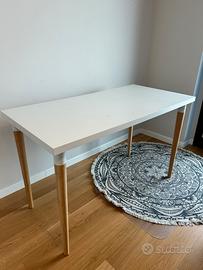 Scrivania con gambe legno