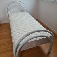 Letto singolo bianco