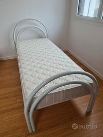 Letto singolo bianco