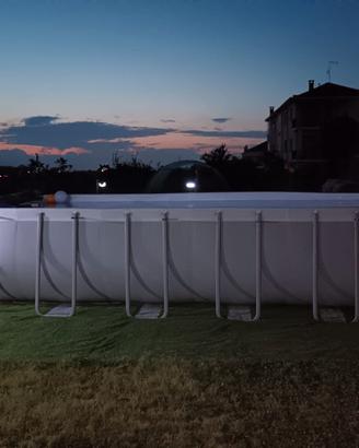 Struttura tubolare e scala d'accesso per piscina