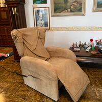 Poltrona alzapersona anziani/dis,lift a due motori