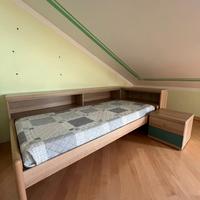 Letto singolo con mobile giroletto e comodino
