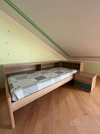 Letto singolo con mobile giroletto e comodino