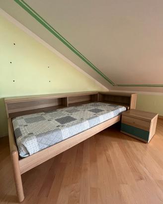 Letto singolo con mobile giroletto e comodino