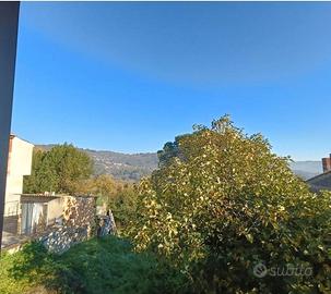 casa semi-indipendente disposta su due livelli 