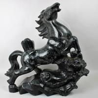 Statua in pietra di cavallo rampante