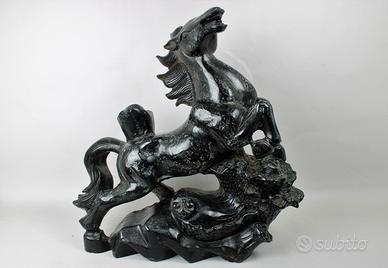 Statua in pietra di cavallo rampante