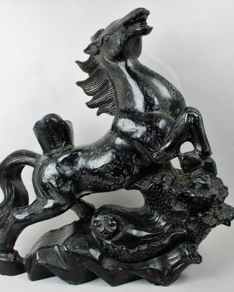 Statua in pietra di cavallo rampante