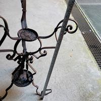 tripodo portavaso in ferro battuto tre piedi