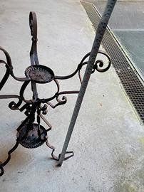 tripodo portavaso in ferro battuto tre piedi