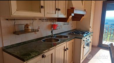 Cucina con elettrodomestici completi 