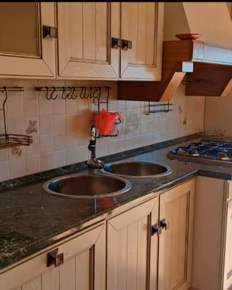 Cucina con elettrodomestici completi 