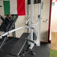Attrezzi da palestra: pek, row, cavi, multi, rack.