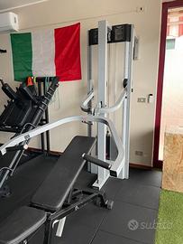 Attrezzi da palestra: pek, row, cavi, multi, rack.