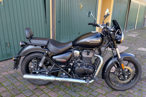 Royal Enfield Meteor 350 Stellar Black