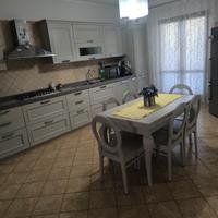 tavolo + sedie + lampadario 