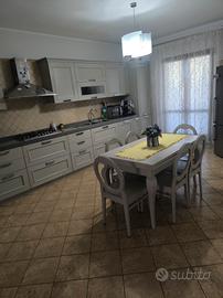 tavolo + sedie + lampadario 