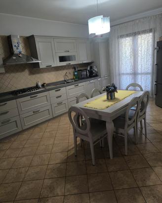 tavolo + sedie + lampadario 