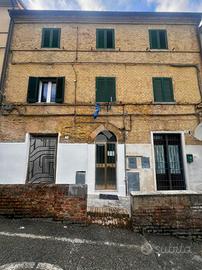2 LOCALI A ANCONA