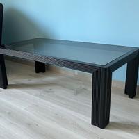 tavolino nero con ripiano in vetro