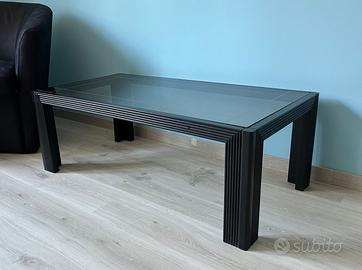 tavolino nero con ripiano in vetro