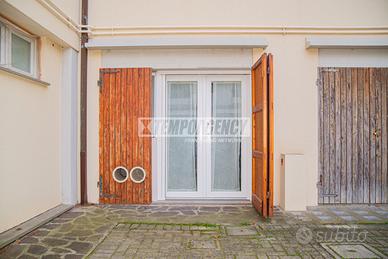 GARAGE CON AMPIA CANTINA A DUE PASSI DAL MARE