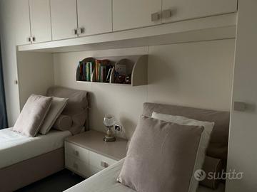 cameretta a ponte con  letti singoli e scrivanie