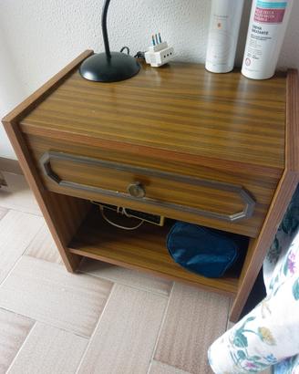 Coppia di comodini classici 