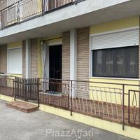 Porzione al piano terra con annesso e giardino