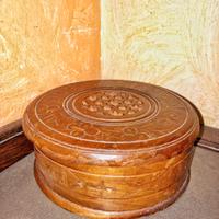 Custodia in legno intagliato.