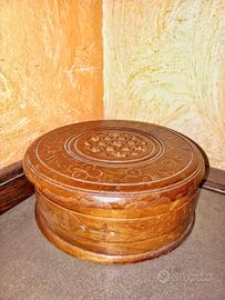 Custodia in legno intagliato.
