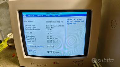 PC Intel Pentium III con schermo a tubo catodico