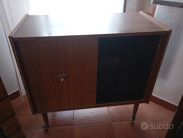 porta televisione con  antine scorrevoli e rotelle