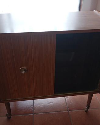 porta televisione con  antine scorrevoli e rotelle