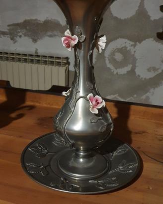 Vaso in peltro con roselline capodimonte