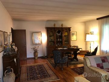 Libreria e Scrivania in Stile