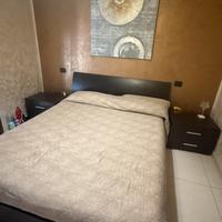 Camera da letto con cassettone due comodini