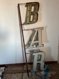 Insegna luminosa originale “BAR” al neon  Vintage