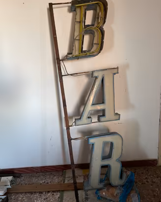 Insegna luminosa originale “BAR” al neon  Vintage