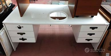 Scrivania legno bianca 6 cassetti.