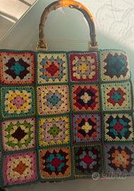 borsa fatta a mattonelle con manici in legno