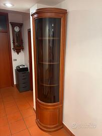 elegante vetrina angolare classica in legno