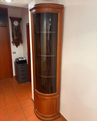 elegante vetrina angolare classica in legno