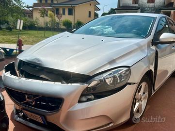 Volvo V40 incidentata Airbag esplosi