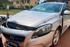 Volvo V40 incidentata Airbag esplosi