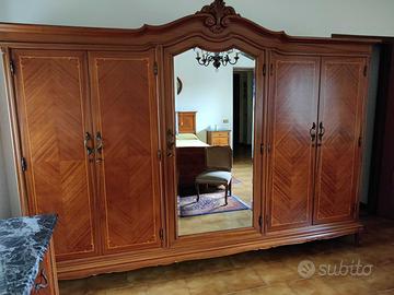 Armadio anni ’50 in legno massello intarsiato