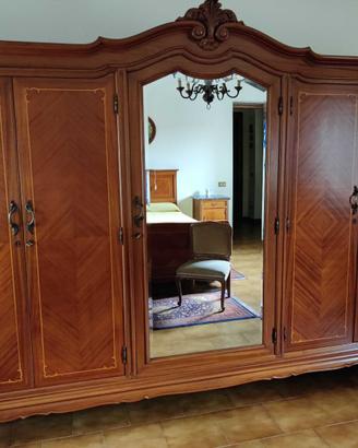 Armadio anni ’50 in legno massello intarsiato