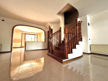 VILLA A SCHIERA A CAERANO DI SAN MARCO