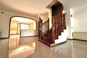 VILLA A SCHIERA A CAERANO DI SAN MARCO