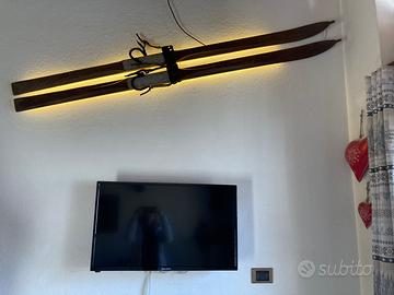 Coppia di sci antichi in legno